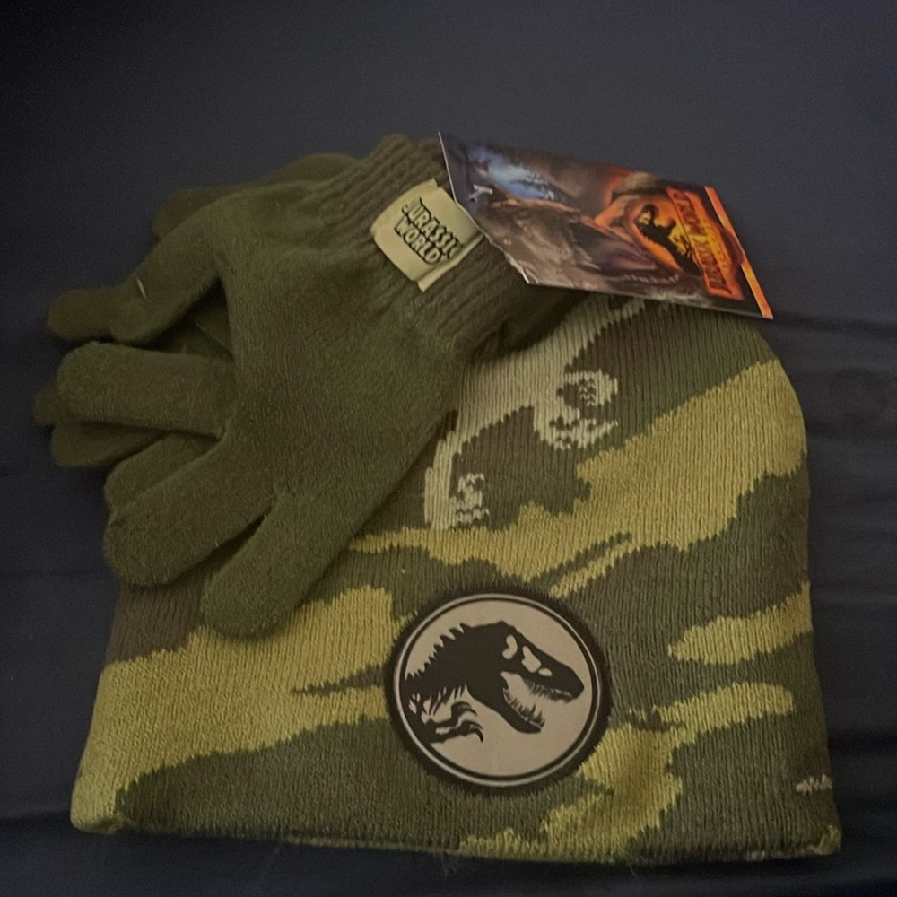 Boys Jurassic World beanie and gloves set